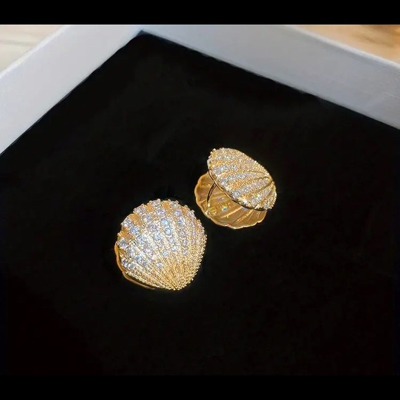 18k Gold Plated Sea Shell Earrings - Picture 4 of 5